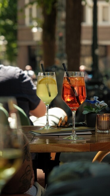 Borrelen op het terras